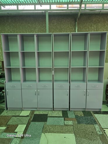 шкаф для салонов: Продаю для парихмакеров, кафе, магазинов б/у шкафы, зеркала, полки