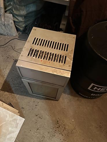 mini refrigerator: Настольный холодильник . Габариты по фото ориентировочно: высота около — 2