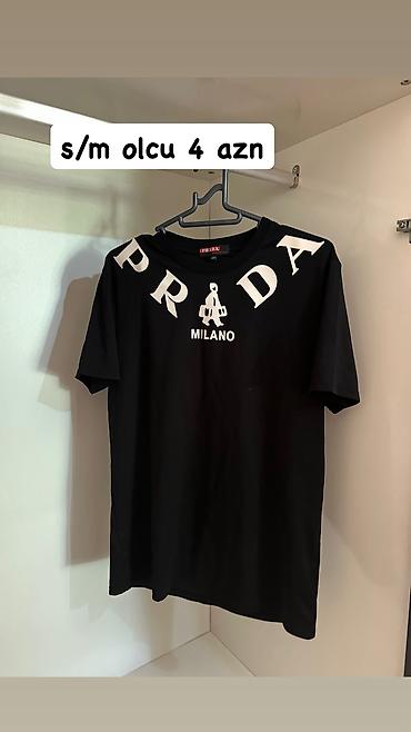 Qara qısaqoll t‑şört - Üzərində “PRADA MILANO” yazılı ağ çap və loqo - lalafo.az -da Qara qısaqoll t‑şört - Üzərində “PRADA MILANO” yazılı ağ çap və loqo -
