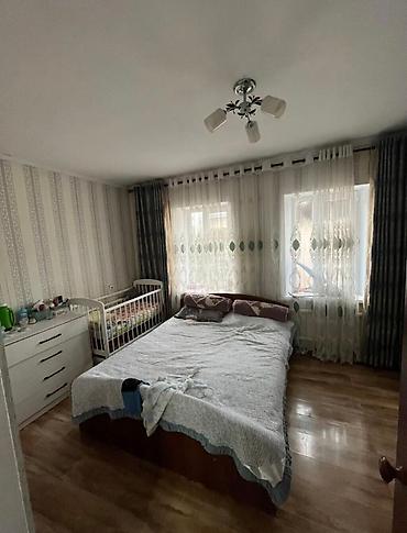 Продажа полдома: 🏡 **ПРОДАЁТСЯ ПОЛДОМА** 📍 Район: Пишпек 🏠 Комнаты: 4 📐 Площадь дома — 13