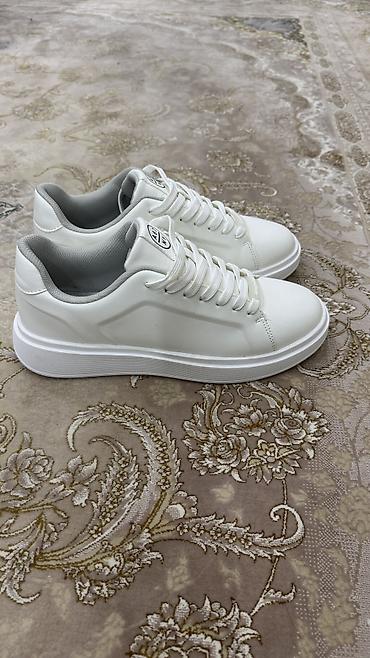 Кроссовки и спортивная обувь: Кроссовки белые мужские так же и для девушек подойдет размер 41 — 12