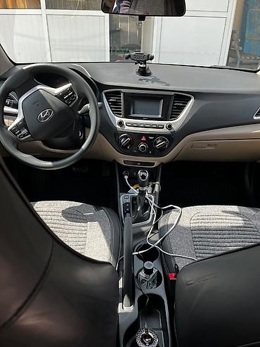hyundai accent 2012: Hyundai Accent sedan – ağ rəng, 4 qapı, AZ nömrə nişanı. Şəhər üçün — 5