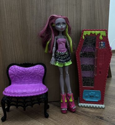 Oyuncaqlar: Monster High dəsti, tam original, daxilində bənövşəyi saçlı kukla Mari