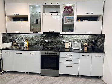 silver kitchen: Кухонный гарнитур белого цвета с глянцевыми фасадами и черной — 1