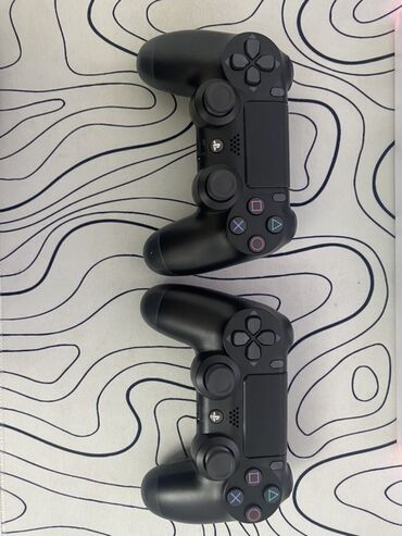 Геймпаддар (Джойстиктер): Два черных беспроводных контроллера DualShock 4 для PlayStation 4