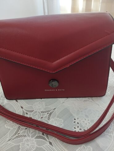 prada eynekleri qiymeti: Çiyin çantası, Charles & Keith, Yeni