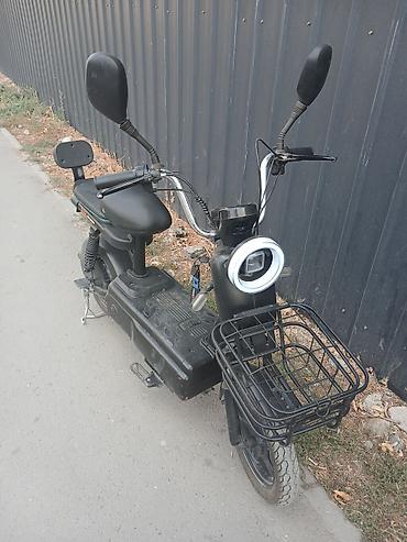 Мототехника: Электроскутер городского типа с двумя сиденьями и большими багажными — 2