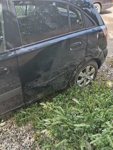 bmw 330 i: Kia Rio: 1.5 l | 2007 il Hetçbek