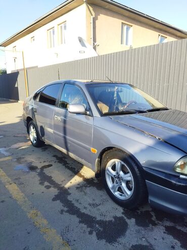 Toyota: Toyota Avensis: 2002 г., 1.8 л, Механика, Бензин, Хэтчбэк