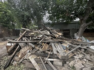 куплю набор ключей для авто: Куча деревянных обломков и досок, образовавшаяся в результате разбора