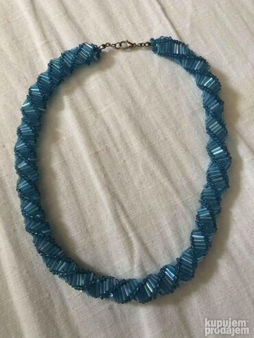 police ogrlica: Nova ogrlica iz Avona, plavo tirkizne boje, vrlo lepa i interesantna