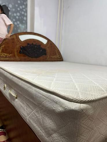 Двуспальные кровати: Классическая двуспальная кровать с матрасом - Размер: ориентировочно — 4