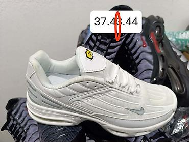 puma: Veliki izbor patika
Dostupni brojevi na slikama
Cena 3100 din — 1