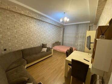 yevlaxda evler: Ev şərq bazarının arxasında yerləşir.hər şəraiti var İşıq su qaz