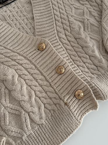 mona farmerke: Ženski kardigan AMISU Knitwear - Model: kratki kardigan na kopčanje - — 2