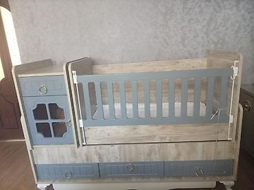 körpü mebel: Çoxfunksiyalı uşaq beşiyi və komod-bölməli modul - Material — 2