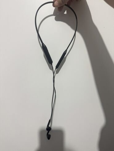 ноутбук thinkpad: Беспроводные шейные наушники с проводным соединением между вкладышами