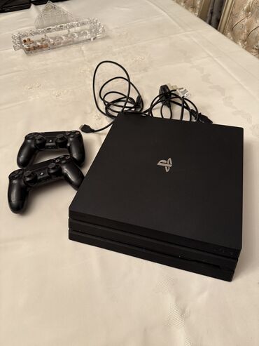 PS4 (Sony Playstation 4): Playstation 4 Pro 1TB ideal vəziyyətdədir ustada olmayıb 2 joystiklə