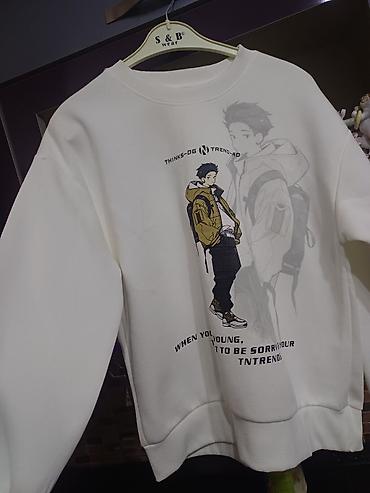 stranger thinks: Ağ rəngli unisex svitşot. Ön hissəsində anime üslubunda oğlan obrazı — 1