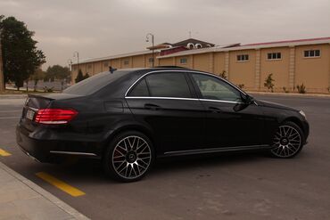 Mercedes-Benz: Mercedes-Benz E 200: 2 l | 2013 il Sedan — 5