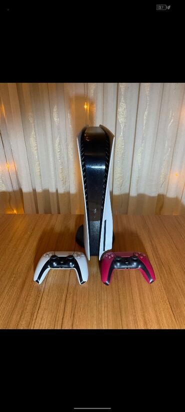 PS5 (Sony PlayStation 5): Playstation 5 iki dualsense ilə, biri ağ o birisi qırmızı rəngli. Sadə