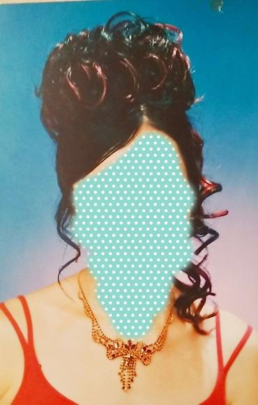 Другое: 1. парик - пряди черного и малинового цвета, челка, косой пробор — 4