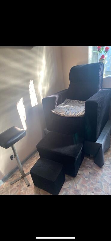 Маникюрные столы: Продаются Кресло педикюрн с пуфиками и подставка для ног- Есть чехол