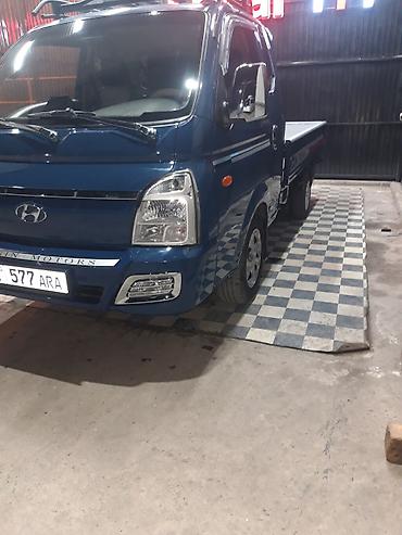 Hyundai Porter II, бортовой грузовик в синем цвете. Компактный at lalafo.kg Hyundai Porter II, бортовой грузовик в синем цвете. Компактный