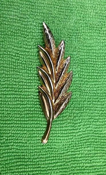 Broševi: Četiri stara broša. Cena za komad 1. FM broš Stari broš. Stilizovana — 11