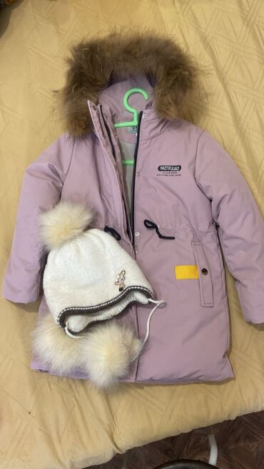 зимние одежда: Продается теплая зимняя куртка вместе с шапкой в идеальном состоянии
