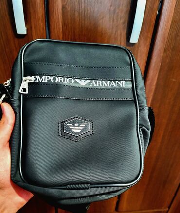 prolecna jakna marka keno zvati na: Muska Armani torbica, potpuno nova

Za vise inf pisite