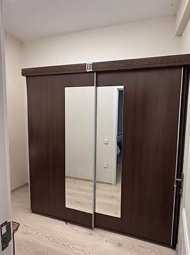 Geniş həcmli sürgülü qapılı qarderob - Material: ağac fakturalı
