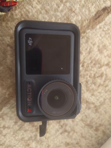 купить видеорегистратор: Экшн-камера DJI Osmo Action 4 в черном корпусе. Оснащена