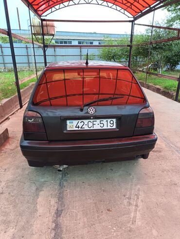 Volkswagen: Dördqapılı qara rəngli hetçbek model "Volkswagen Golf III" avtomobili — 12