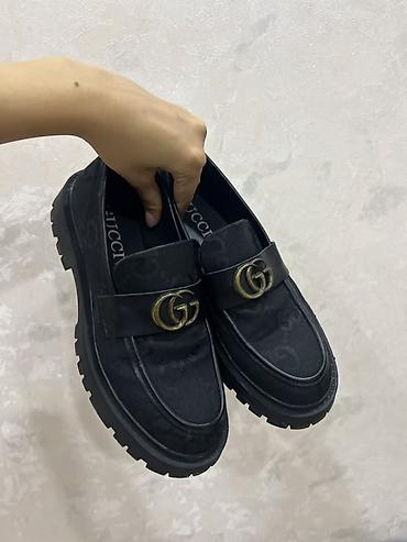1defe geyinilib.Qara loafer ayaqqabı