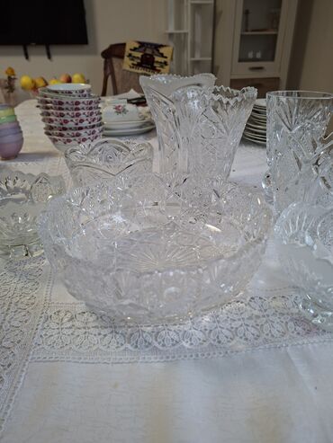 Наборы посуды: Набор столовой и чайной посуды, а также хрустальные вазы/салатники — 7