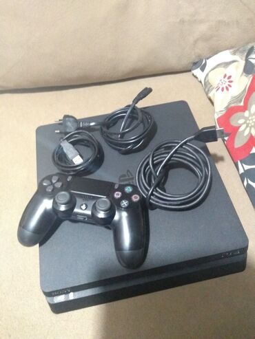 PS4 (Sony Playstation 4): Playstation 4 slim model 2pult 500gb yaddaş ideal vəziyətdə donmasi