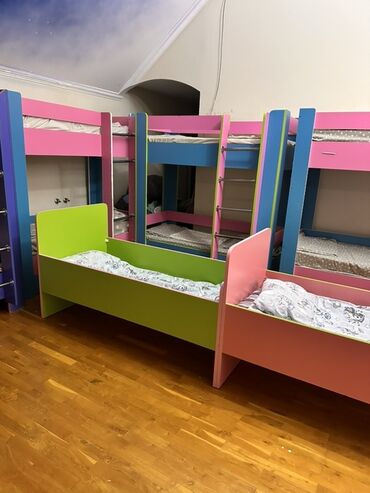 двухъярусные угловые кровати: Uşaq otağı üçün rəngarəng taxta çarpayı dəsti - Model: tək və ikiqat