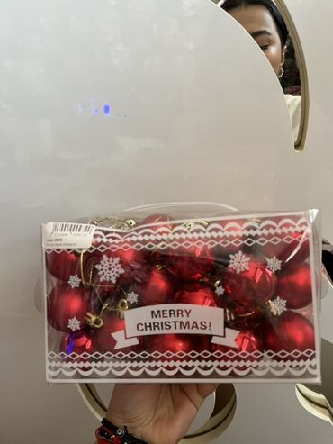 Bayram üçün digər mallar: Qırmızı Yeni il bəzək topları dəsti - Qutuda “Merry Christmas!”