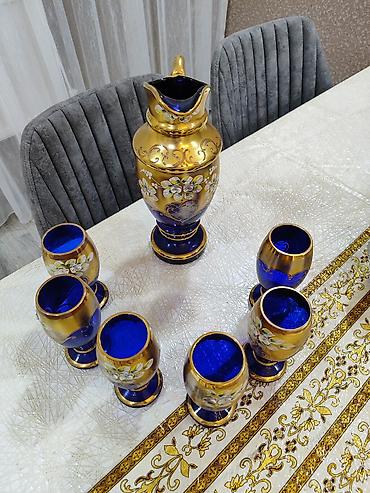 nahar servisi: Mavi-qızılı rəng çalarlarında zərif işlənmiş şüşə qrafin və bakal — 3