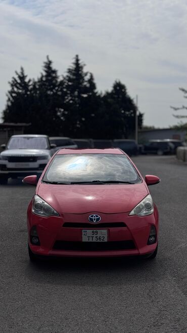 Toyota Prius: 1.5 л | 2012 г. Хэтчбэк