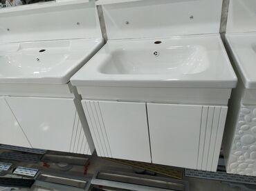 переходник ide sata: Ağ rəngli, qapılı, divara quraşdırılan unitaz. Hamam otağı üçün