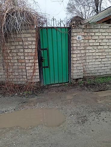 Продажа коттеджей и домов: Продаётся дом за капитальным кирпичным забором с зелёными воротами и — 4