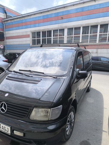 машины аварийные: Минивэн Mercedes-Benz черного цвета, предназначенный для перевозки