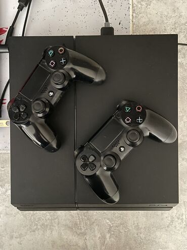 PS4 (Sony PlayStation 4): Продаю play station 4 в идеальном состоянии. Два оригинальных