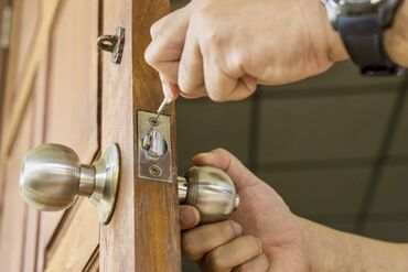 Qapıların təmiri: Çilingər xidməti Qapı usta Qapı ustası Qapıların təmiri Üzlənməsi — 13