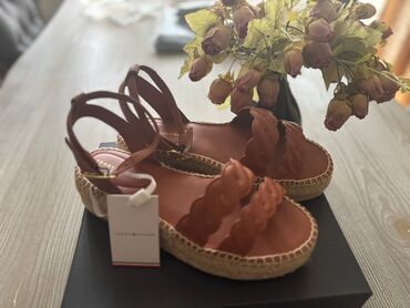 хеликс оригинал капсула в кыргызстане: Tommy Hilfiger, Ölçü: 38, rəng - Qəhvəyi, Yeni