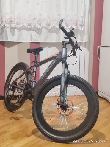 новый велик: Bu velosiped disk tormoz sistemi və qabaq amortizatorlara malikdir. Ön
