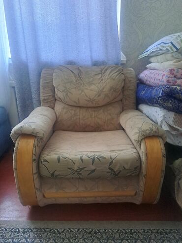 чехлы на кресло: Продаётся кресло(диван) состояние отличное. Имеется чехол