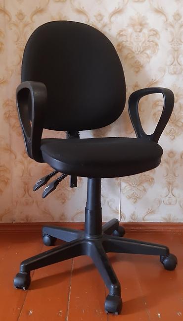 ev mebel: Ofis kreslosu – qara rəng - Korpus: plastik baza və 5 təkərli ulduz — 2